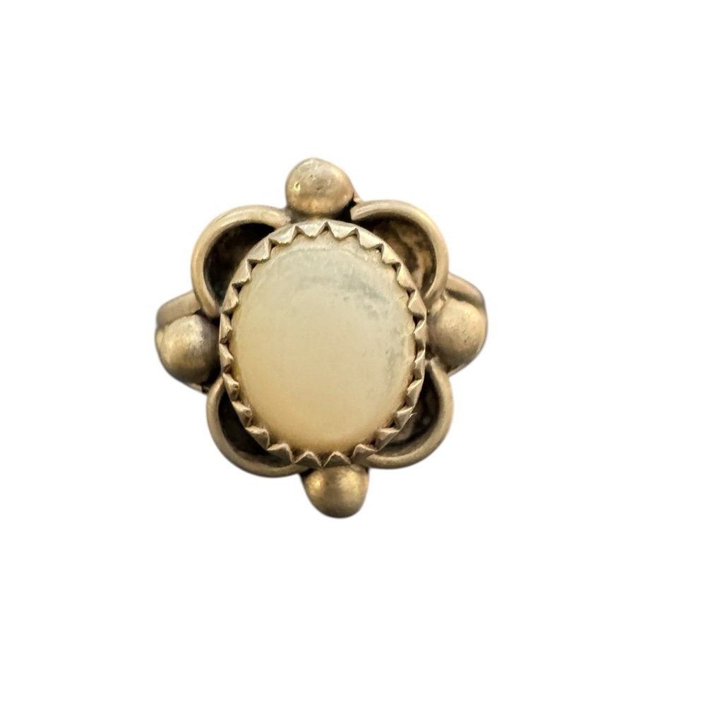 Vintage-Inspired Cream Moon Stone Flower Ring - Silver Size 6.75